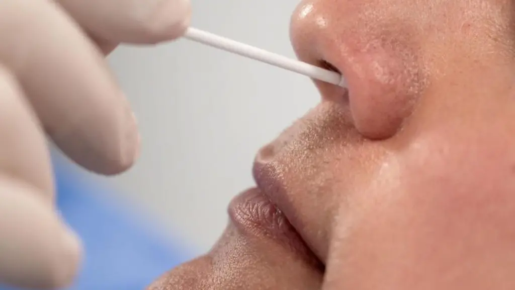 Ein-Abstrich-fuer-einen-Coronatest