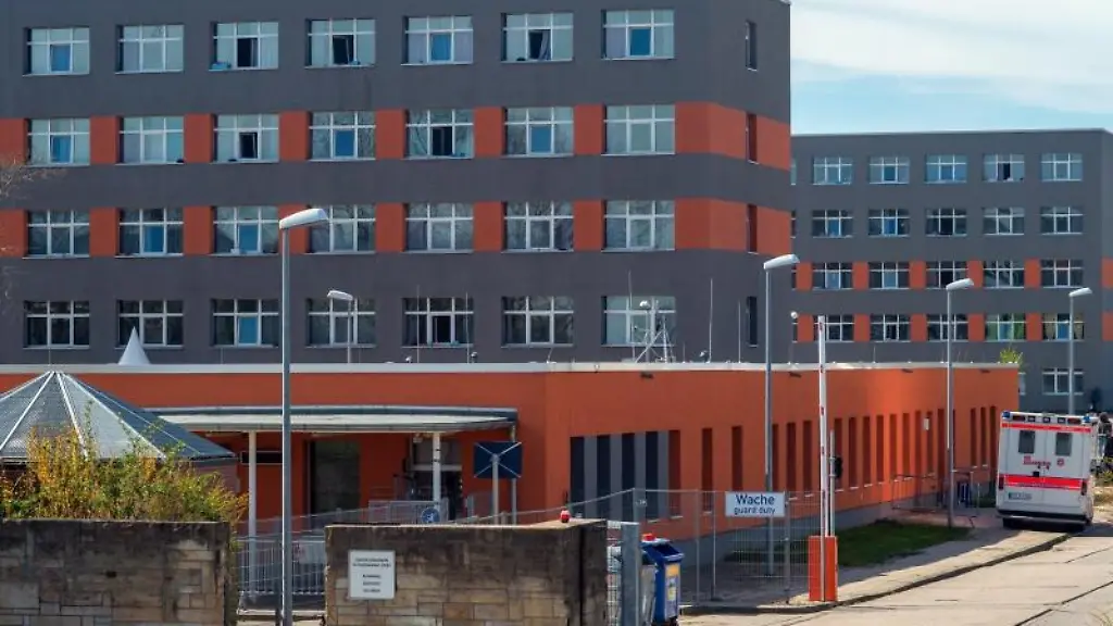 Das-Gelaende-der-Zentralen-Anlaufstelle-fuer-Asylbewerber-Zast