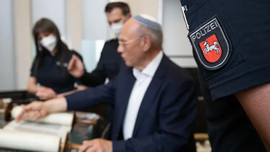 Eine-Schulung-fuer-Polizisten-in-einer-Synagoge