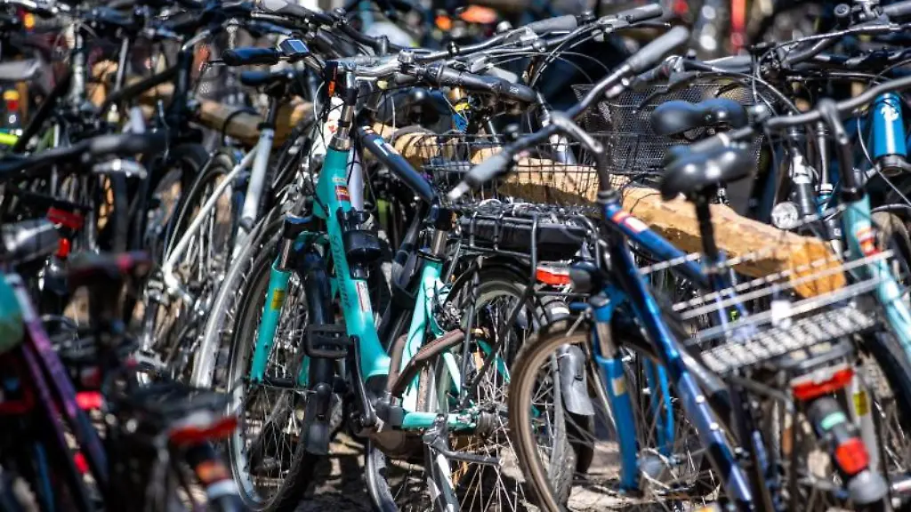 Fahrraeder-stehen-auf-einem-Zweirad-Parkplatz