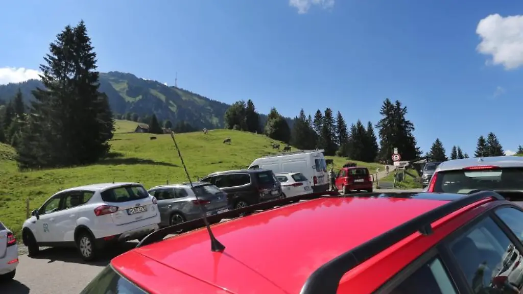 Belegter-Wanderparkplatz-in-den-Alpen