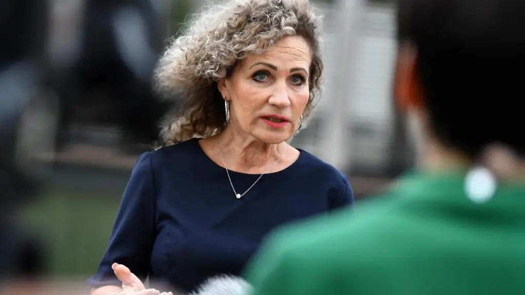 Thueringens-Landtagspraesidentin-Birgit-Keller-spricht-mit-Journalisten