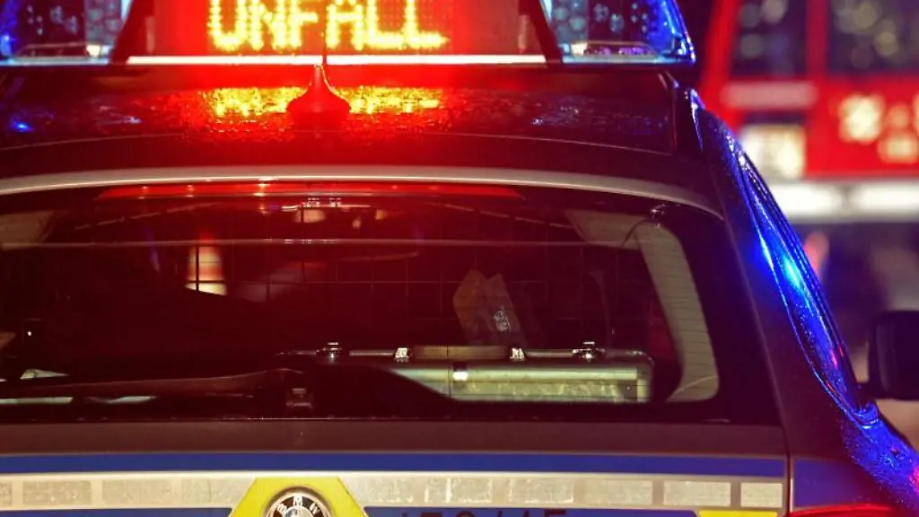 Ein-Streifenwagen-der-Polizei-steht-an-einer-Unfallstelle