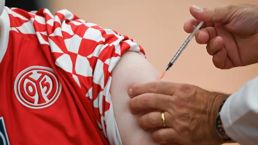 Ein-Fan-des-Bundesligisten-1-FSV-Mainz-05-laesst-sich-an-der-Mainzer-Mewa-Arena-impfen