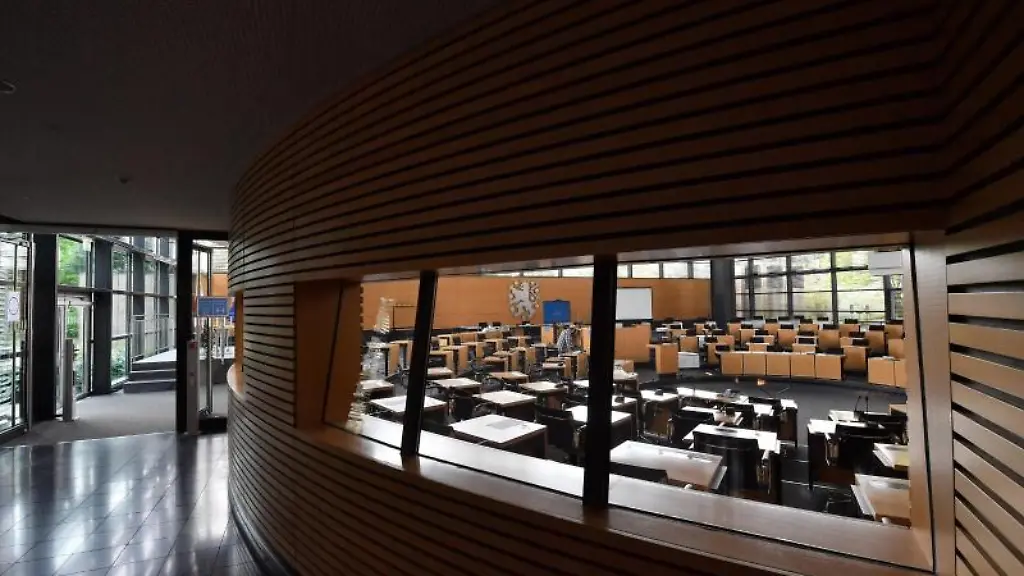 Der-Plenarsaal-des-Thueringer-Landtag-ist-fuer-die-Sondersitzung-am-19-Juli-vorbereitet-worden-Diese-faellt-nun-aus