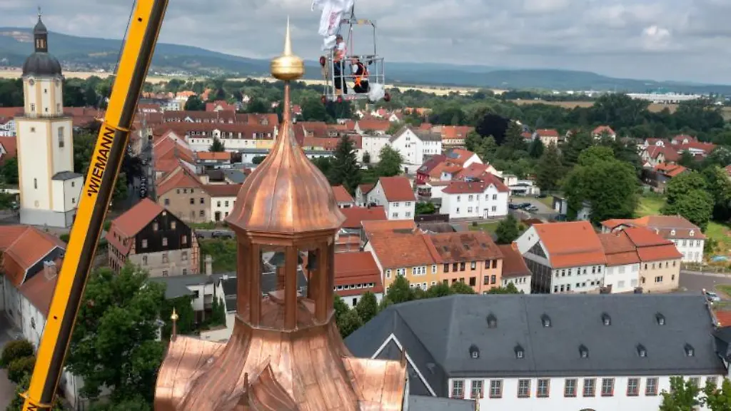 Zimmerleute-setzen-die-fuenf-vergoldeten-Turmknoepfe-mit-einem-Kran-auf-die-Turmhaube-von-Schloss-Ehrenstein