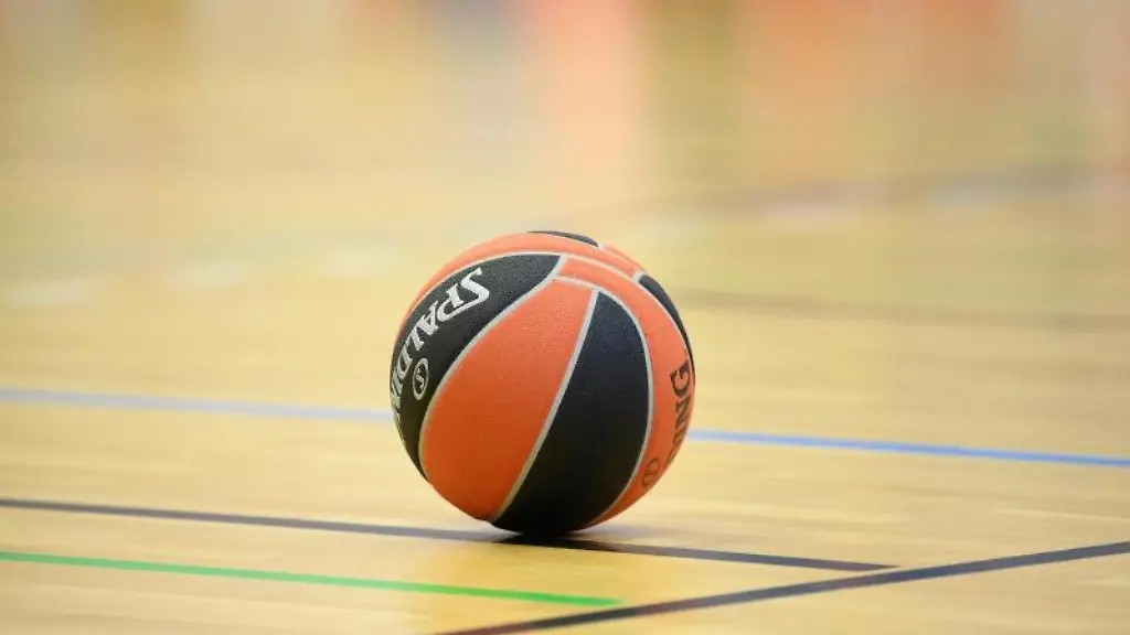 Ein-Ball-liegt-auf-einem-Basketball-Spielfeld
