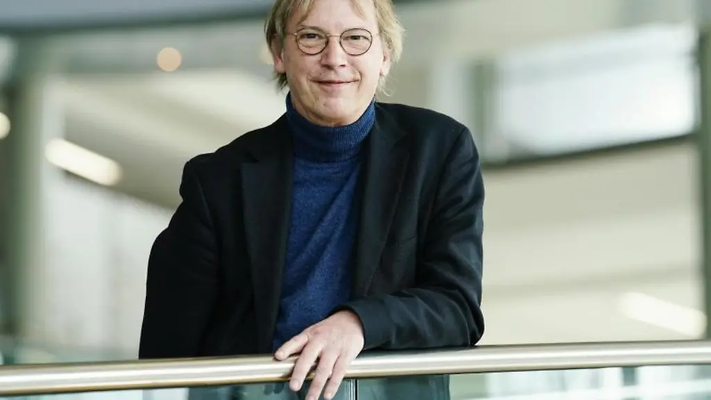 Hans-Georg-Kraeusslich-steht-im-Europaeischen-Laboratorium-fuer-Molekularbiologie