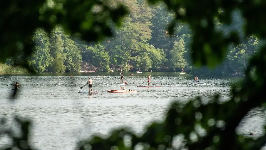 Stand-Up-Paddler-fahren-auf-dem-Schlachtensee