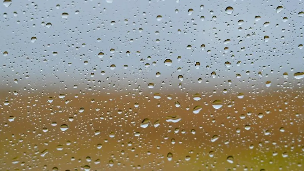 Wassertropfen-sind-an-einer-Autoscheibe-zu-sehen