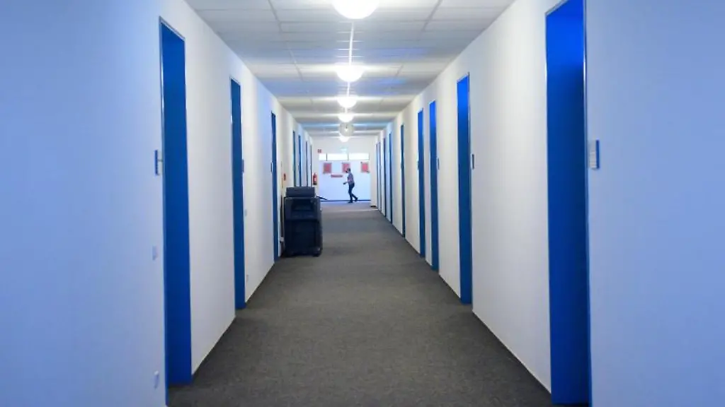 Ein-Gang-im-Hauptsitz-der-Kreisverwaltung-des-Landkreises-Anhalt-Bitterfeld