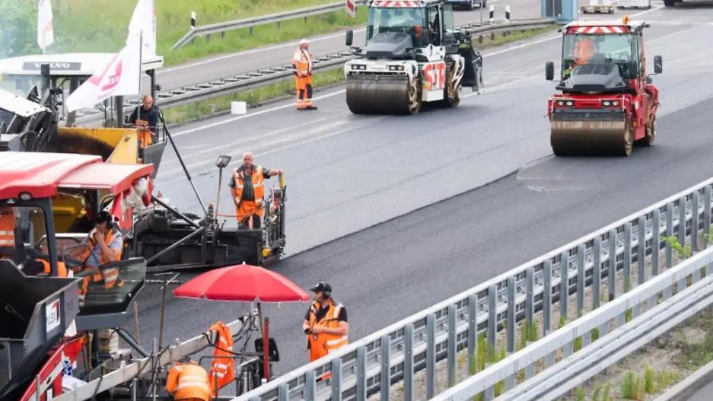 Bauarbeiter-asphaltieren-die-A2