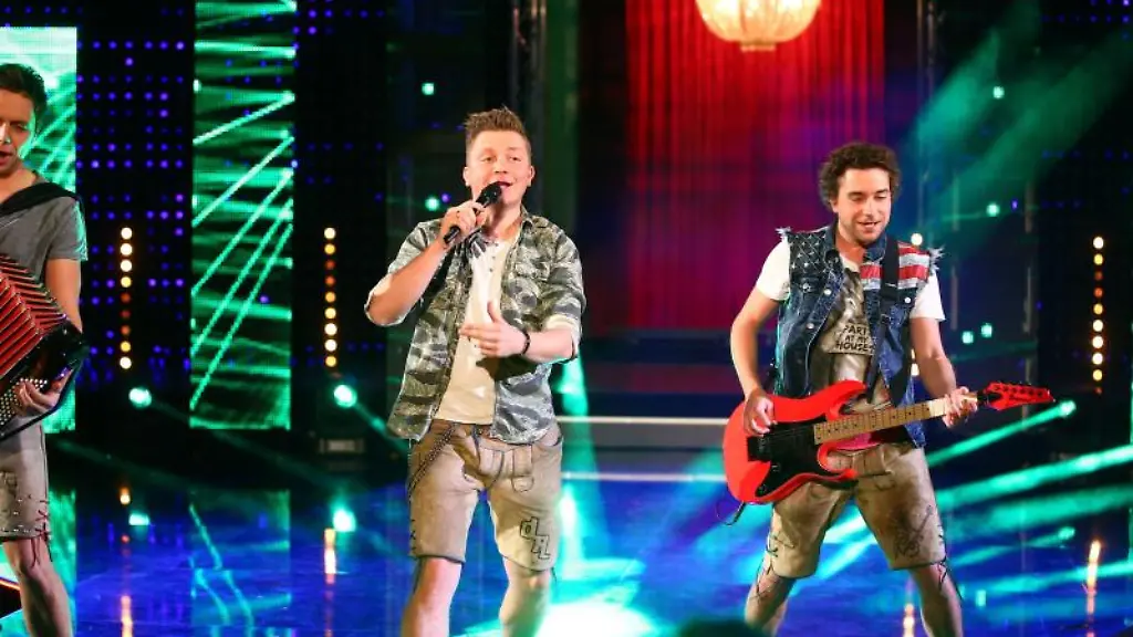 Die-Dorfrocker-spielen-bei-einer-TV-Aufzeichnung-auf-einer-Buehne