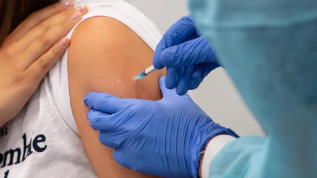 Eine-Aerztin-impft-eine-Patientin