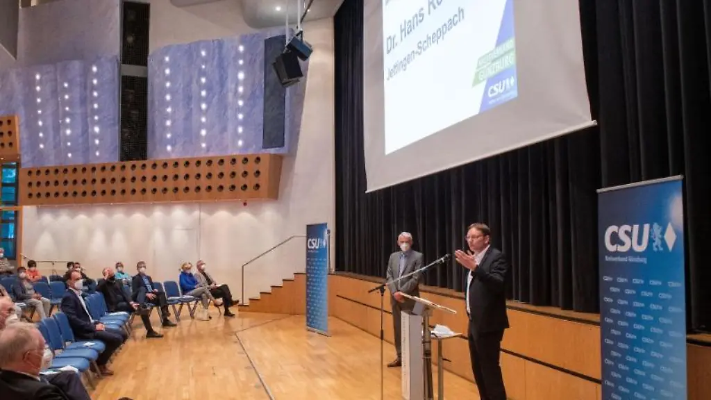 Landrat-Hans-Reichhart-CSU-haelt-im-Forum-am-Hofgarten-seine-Bewerbungsrede-fuer-den-Kreisvorsitz