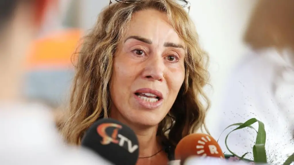 Hozan-Cane-Saengerin-aus-Koeln-gibt-am-Flughafen-Interviews