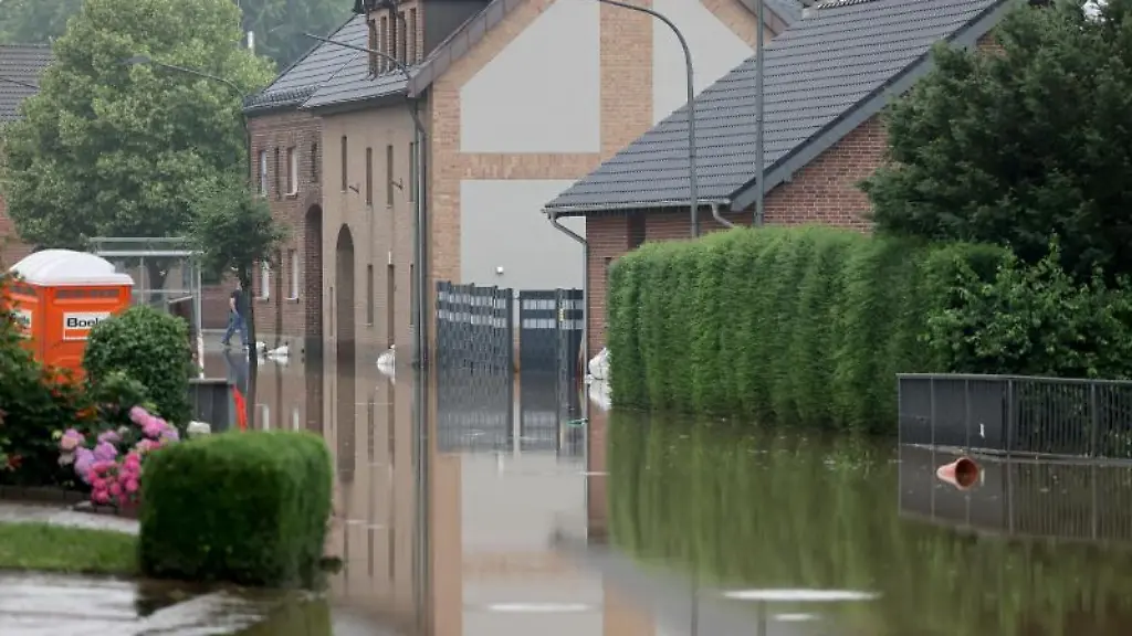 Ueberflutete-Strassen-in-Inden-nach-dem-Unwetter