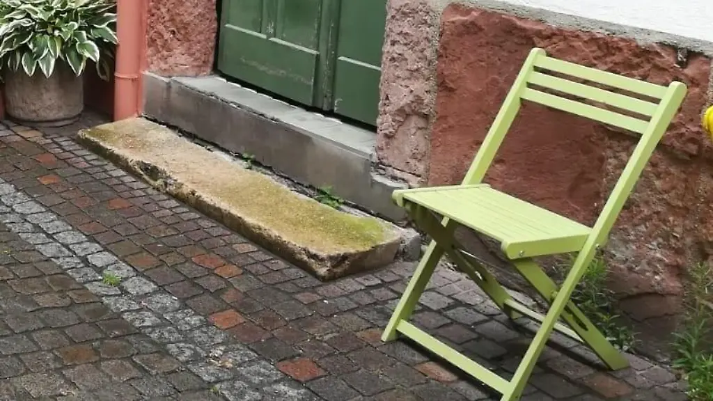 Ein-Klappstuhl-steht-in-der-Pfaffengasse