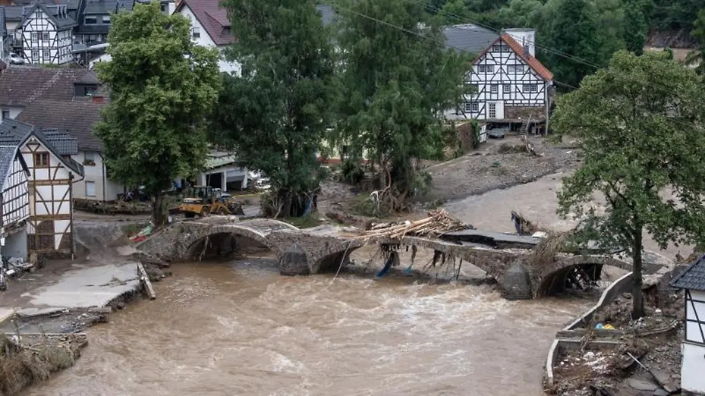 Die-Bruecke-im-Kreis-Ahrweiler-ist-nach-dem-Unwetter-mit-Hochwasser-unpassierbar-geworden