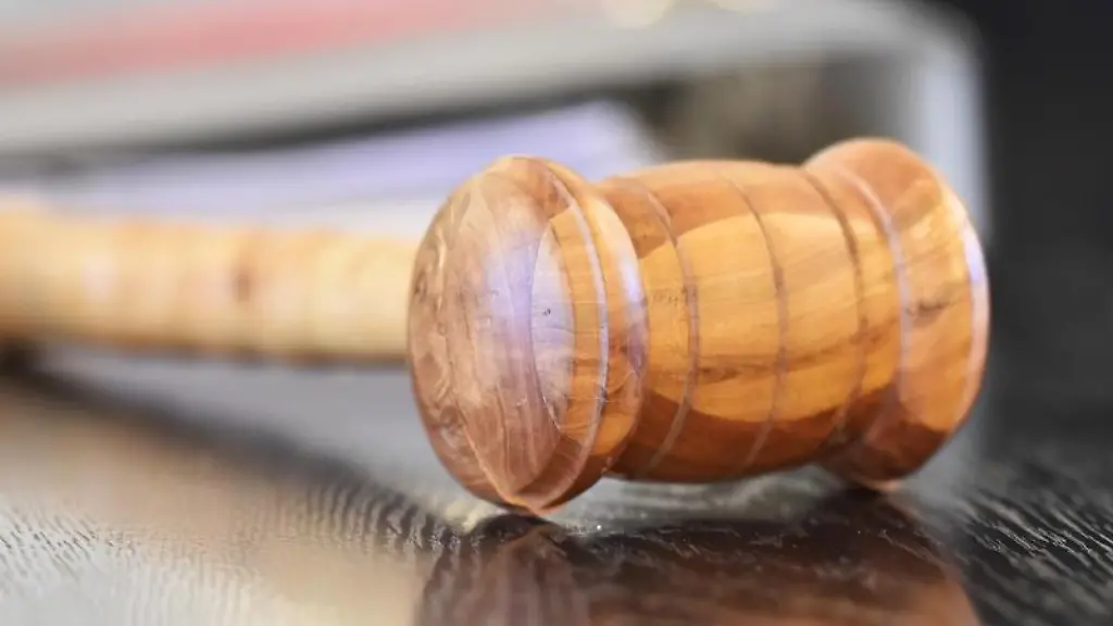 Ein-Richterhammer-auf-einer-Richterbank