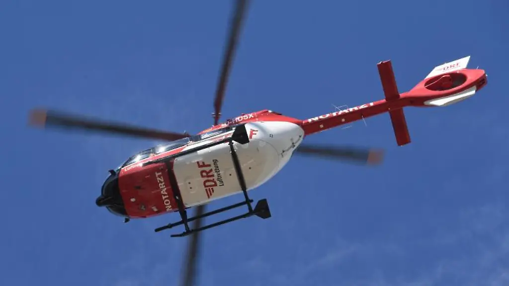 Ein-Rettungshubschrauber-fliegt-am-Himmel