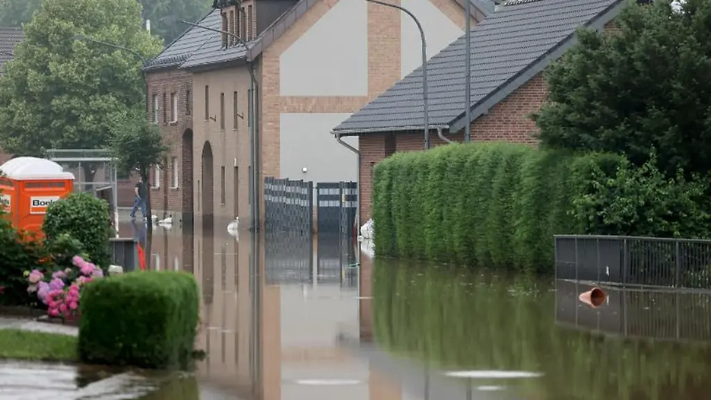 Eine-Strasse-ist-ueberflutet