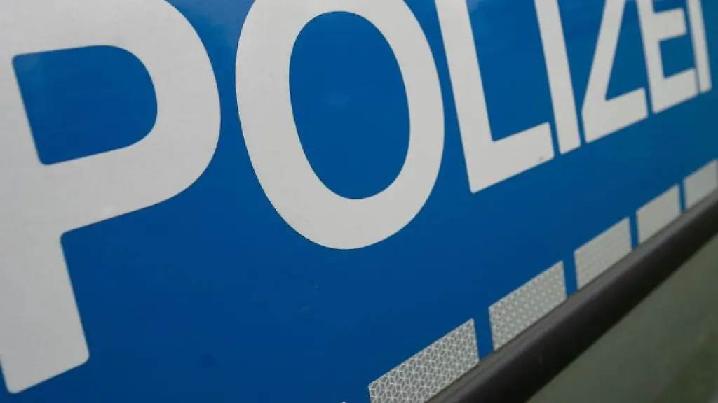 Das-Wort-Polizei-steht-auf-einem-Einsatzwagen