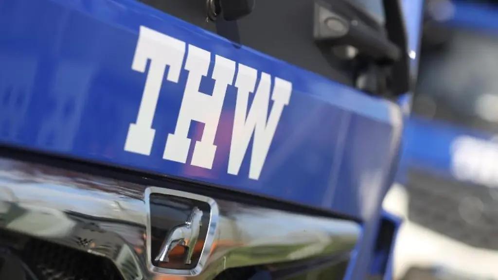 Blick-auf-einen-Schriftzug-vom-Technischen-Hilfswerk-THW