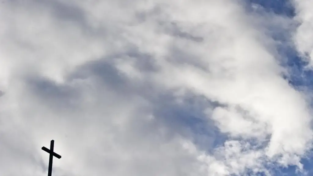 Ein-Kreuz-auf-einer-Kirche
