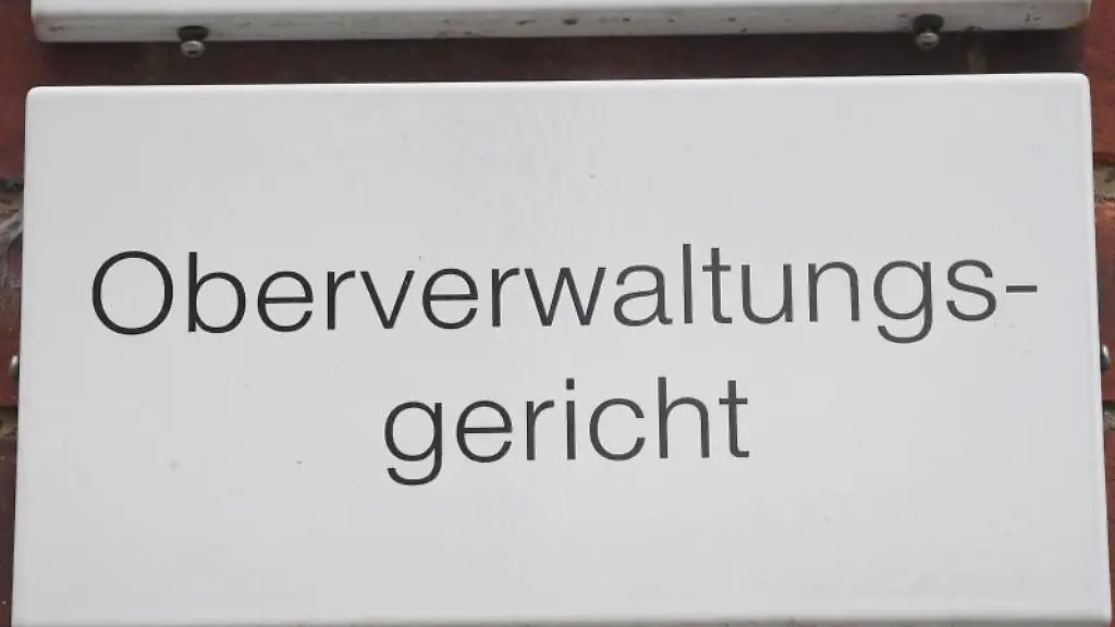 Am-Gerichtsgebaeude-in-Greifswald-haengt-eine-Schild-mit-dem-Schriftzug-Oberverwaltungsgericht