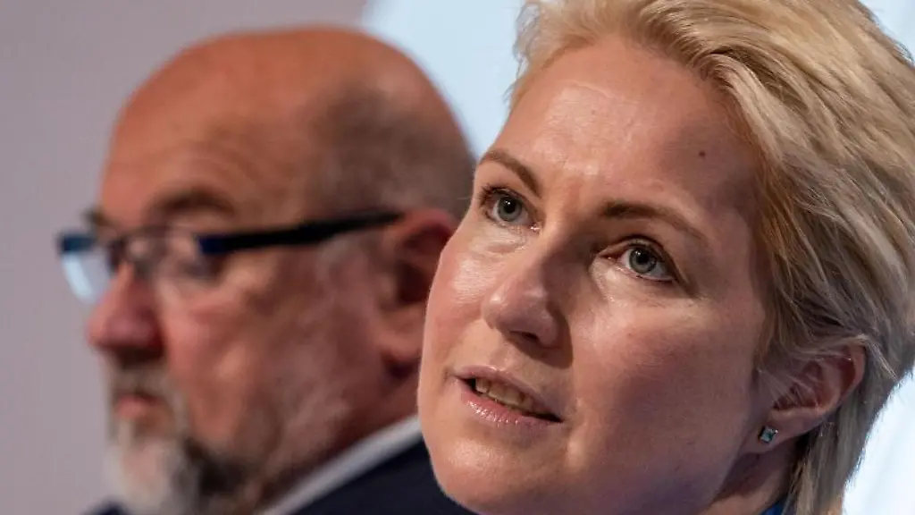Mecklenburg-Vorpommerns-Ministerpraesidentin-Manuela-Schwesig-und-ihr-Stellvertreter-Harry-Glawe