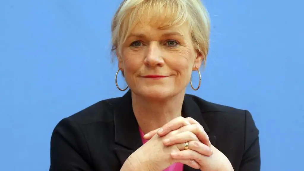 Die-Linken-Fraktionsvorsitzende-Simone-Oldenburg-spricht-bei-einer-Pressekonferenz