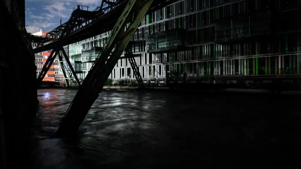 Die-Wupper-in-der-Wuppertaler-Innenstadt-tritt-ueber-das-Ufer