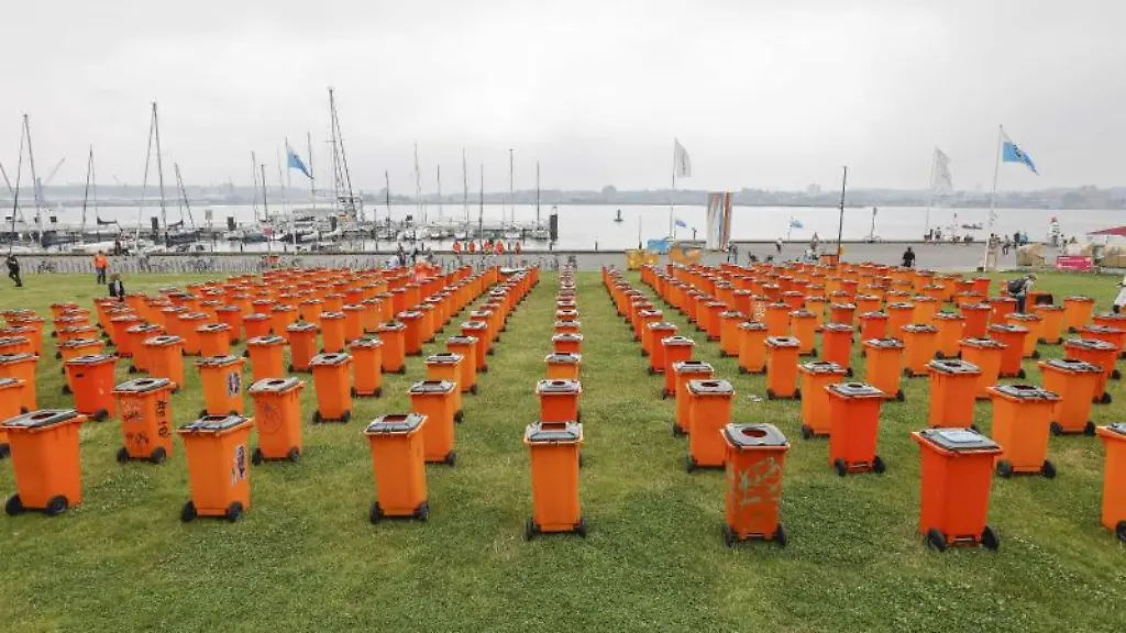 Hunderte-Muelltonnen-sind-auf-der-Reventlouwiese-in-Kiel-aufgestellt