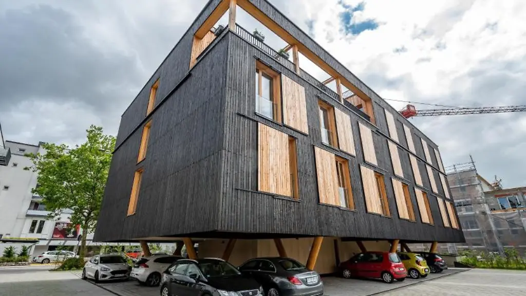 Das-Wohngebaeude-der-Bayerischen-Staatsforsten-Haus-auf-Stelzen-mit-einer-Yakisugi-Fassade