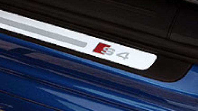Schöne Details: S4-Logos und gebürstetes Aluminium im Innenraum erhöht den Wohlfühlfaktor.