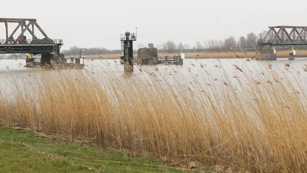 Ein-Blick-auf-die-bei-einer-Kollision-zerstoerte-Friesenbruecke-ueber-die-Ems