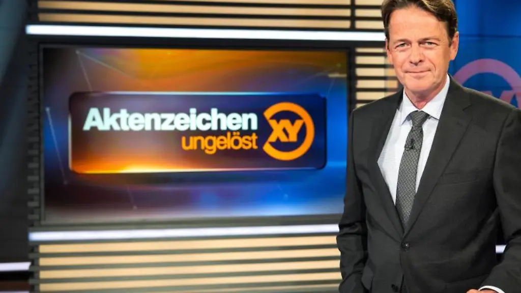 ZDF-Moderator-Rudi-Cerne-im-Studio-der-Sendung-Aktenzeichen-XY-ungeloest