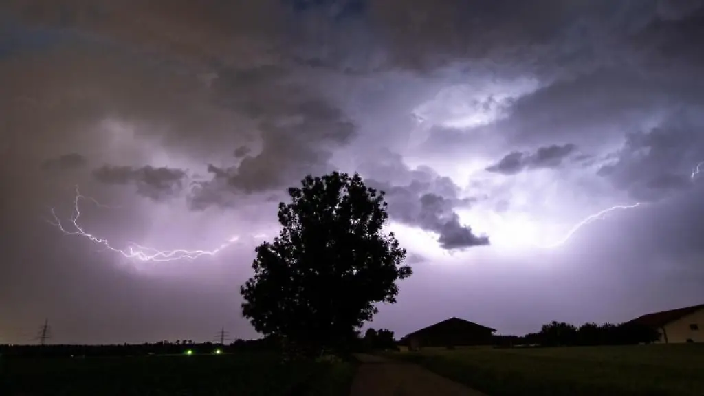 Blitze-entladen-sich-ueber-einem-Baum