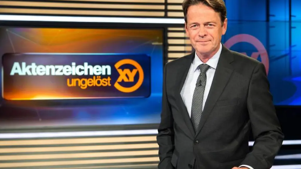 ZDF-Moderator-Rudi-Cerne-im-Studio-der-Sendung-Aktenzeichen-XY-ungeloest