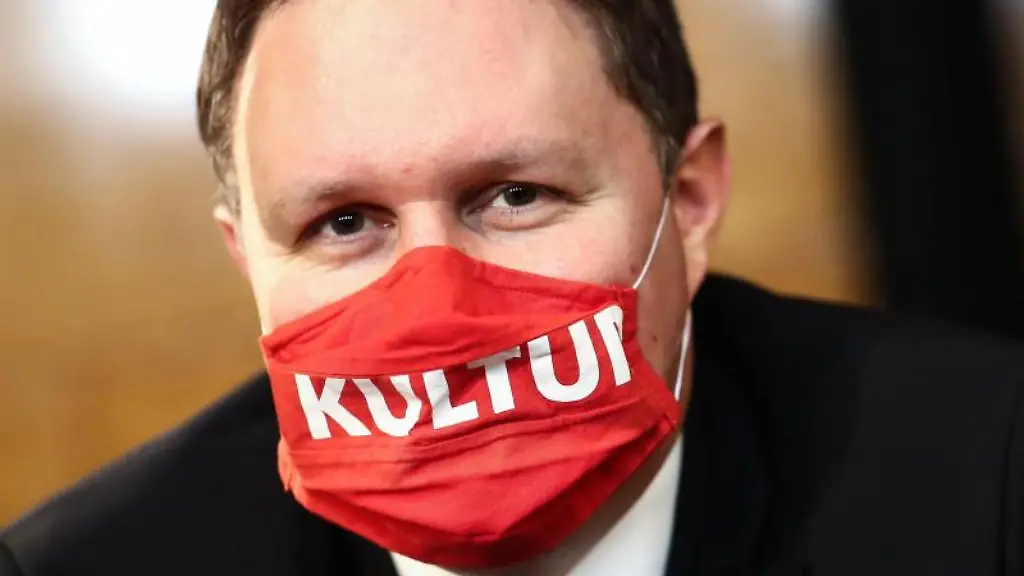 Hamburgs-Kultursenator-Carsten-Brosda-traegt-eine-Maske-mit-der-Aufschrift-Kultur