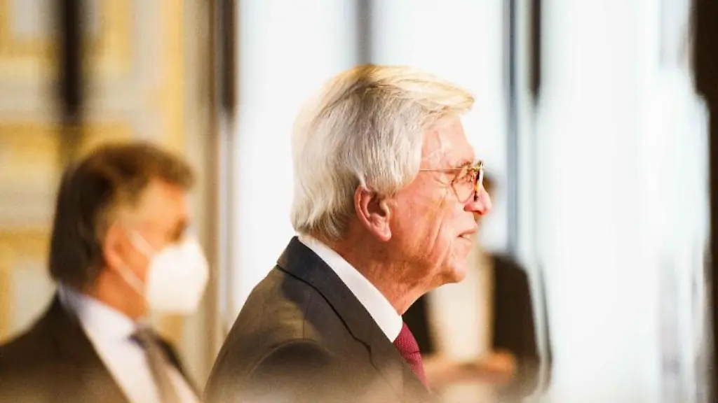 Volker-Bouffier-CDU-Ministerpraesident-von-Hessen-steht-im-Landtag