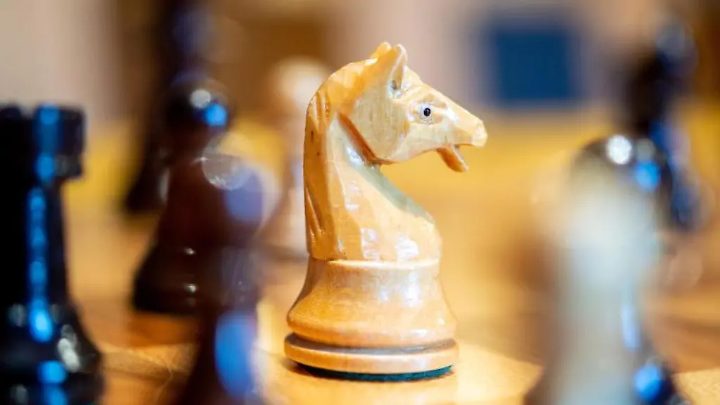 Spielfiguren-stehen-auf-einem-Schachbrett