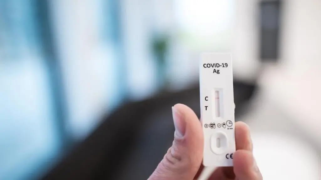 Ein-Mann-haelt-einen-Corona-Schnelltest-in-der-Hand