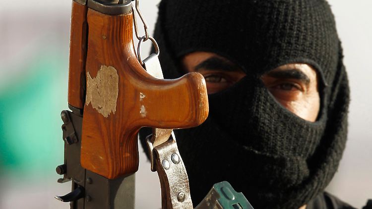 Ein saudischer Elitesoldat mit Sturmgewehr.