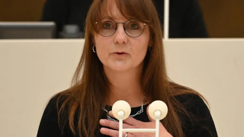 Katrin-Lange-SPD-spricht-im-Landtag