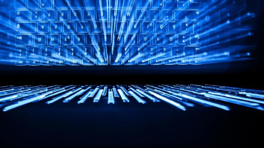 Die-beleuchtete-Tastatur-eines-Laptops-spiegelt-sich-im-Bildschirm