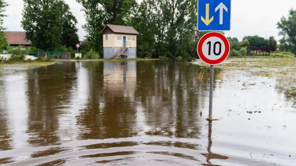Eine-Strasse-nahe-steht-unter-Wasser