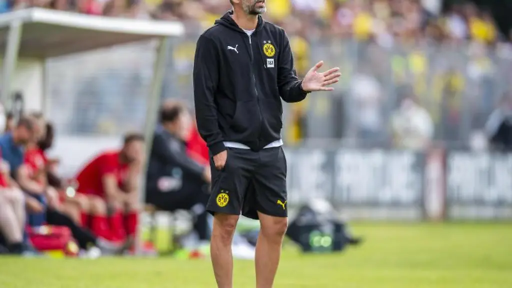 Trainer-Marco-Rose-gibt-Anweisungen