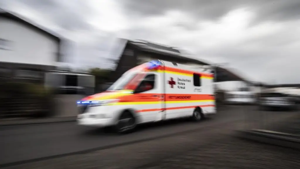 Ein-Rettungswagen-faehrt-ueber-die-Strasse